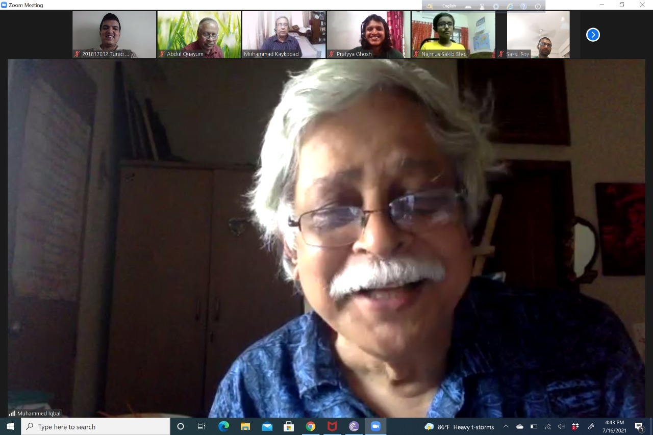 শিক্ষার্থীদের উদ্দেশ্যে কথা বলছেন মুহম্মদ জাফর ইকবাল