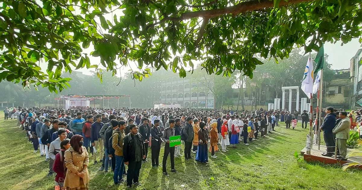 পৌষের সকালে খুলনায় গণিত উৎসবে শিক্ষার্থীরা