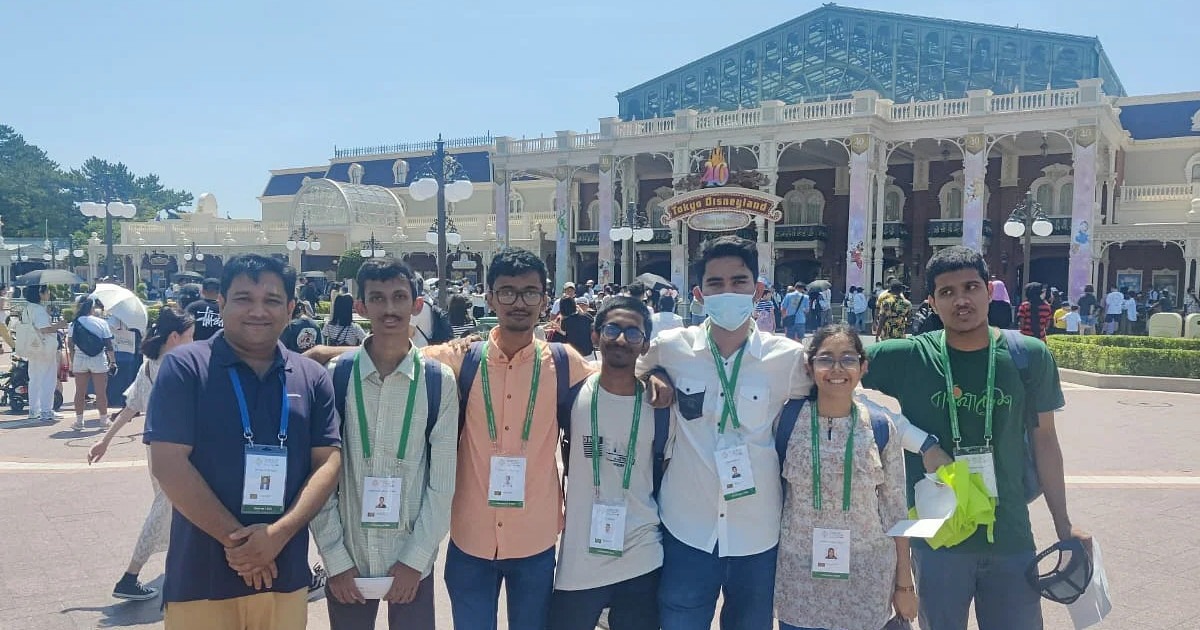টোকিওর ডিজনিল্যান্ডে খুদে গণিতবিদদের ঘোরাঘুরি